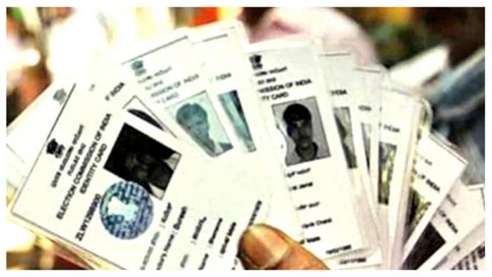 বাড়িতে বসেই পেয়ে যান রঙিন ভোটার কার্ড!