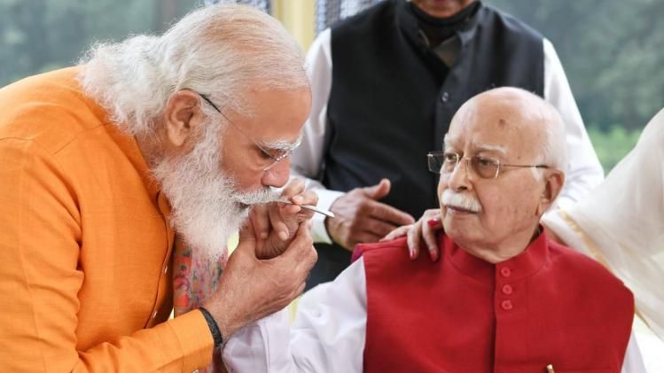 ৯৩-এ আডবাণী, কেক কেটে শুভেচ্ছা মোদীর