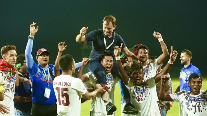 আই লিগ জয়ের পর মোহনবাগান ফুটবলারদের কাঁধে কিবু ভিকুনা, ছবি-টুইটার (@theafcdotcom)