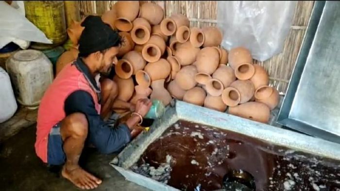 তৈরি হচ্ছে গুড়