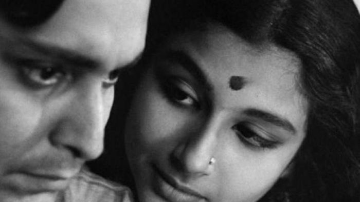 শর্মিলার কথায়, "টাইগার, শশী আর আজ সৌমিত্র, এখন ভয় করে আরও কত বন্ধুকে হারাব?"