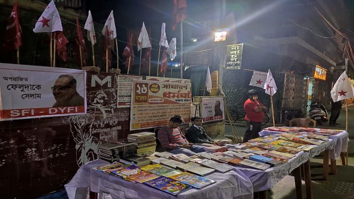 সৌমিত্র চট্টোপাধ্যায়ের স্মরণে বাম ছাত্র-যুবদের বুকস্টল। রবিবার বাগবাজারে
