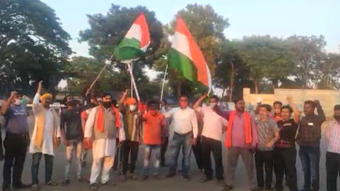 শহিদ সেনা জওয়ান সুবোধ ঘোষকে শ্রদ্ধা জানাতে হাজির মানুষ। রবিবার পানাগড় বায়ুসেনা ছাউনির বাইরে। ছবি: অনিল গিরি