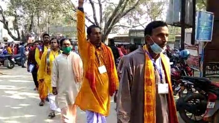 পুরোহিতদের বিক্ষোভ