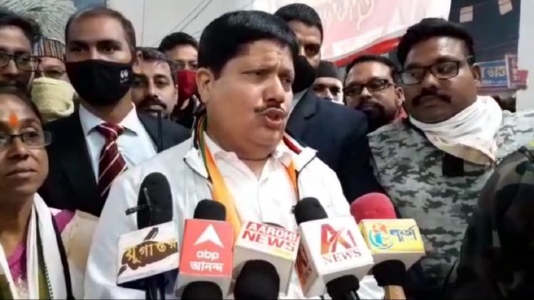 নৈহাটিতে দলের এক অনুষ্ঠানে যোগ দিয়েছিলেন বিজেপি সাংসদ অর্জুন সিং। ছবি: দীপক দেবনাথ