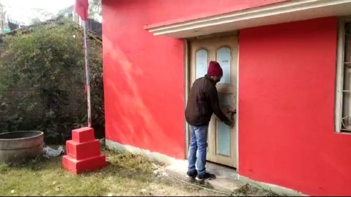 বেহাত হয়ে যাওয়া পার্টি অফিস রবিবার ফের নিজেদের দখলে নিল সিপিআইএম। রবিবার, নদিয়ার চাকদায়। ছবি: বিশ্বজিৎ বন্দ্যোপাধ্যায়