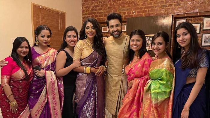 পরিবারের সঙ্গে দেবলীনা ও গৌরব (ছবি সৌজন্য: ফেসবুক)