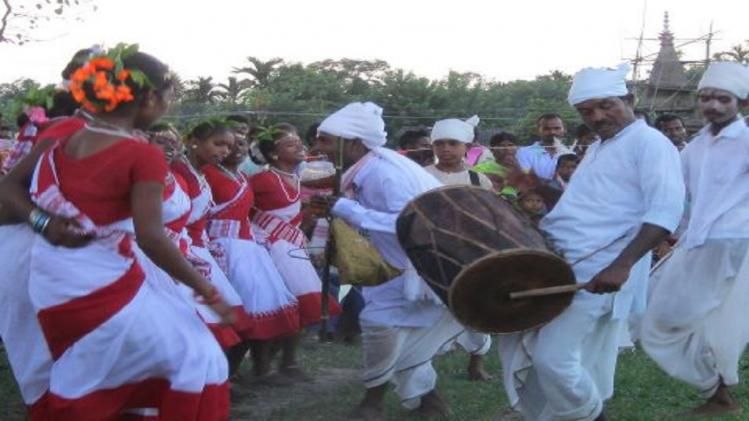 রাঢ়বঙ্গের রন্ধ্রে মিশে ধামসা মাদলের ছন্দ, জানুন ঝুমুরের প্রকারভেদ