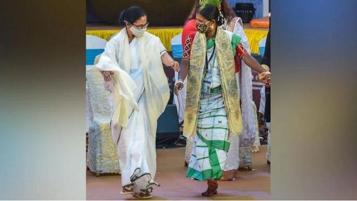 মুখ্যমন্ত্রী মমতা বন্দ্যোপাধ্যায়ের হাত দিয়েই সঙ্গীত মেলা এবং বিশ্ববাংলা লোকসংস্কৃতি উৎসবের শুভ উদ্বোধন হল