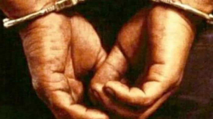 যুবক খুনে গ্রেপ্তার দুুই ব্যক্তি। উত্তর ২৪ পরগণার স্বরূপনগর থেকে (প্রতীকি ছবি)