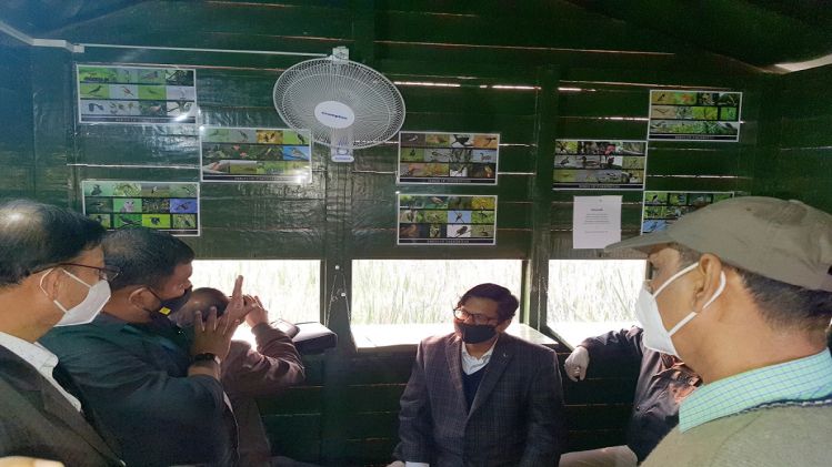 সংস্কার হওয়া পাখিবিতান পরিদর্শনে হিডকোর চেয়ারম্যান দেবাশিস সেন। পাখি এবং পাখিপ্রমীদের জন্য বেশ কিছু ব্যবস্থা নেওয়া হয়েছে। ছবি সৌজন্য: হিডকো