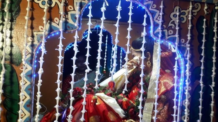 মেয়ের ইচ্ছেপূরণ! আধুনিক যুগে পালকিতে কন্যা বিদায় 