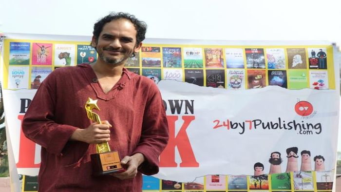 পুরস্কার হাতে অভিনেতা ঋত্বিক চক্রবর্তী