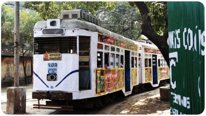 ট্রামের ইতিহাসের সঙ্গে ৫০ বছরেরও বেশি সময় ধরে লেগে থাকা রং CTC Grey এ বার হয়তো হারিয়ে যাবে চিরতরে।