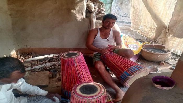 বাদ্যযন্ত্র তৈরিতে ব্যস্ত কারিগররা