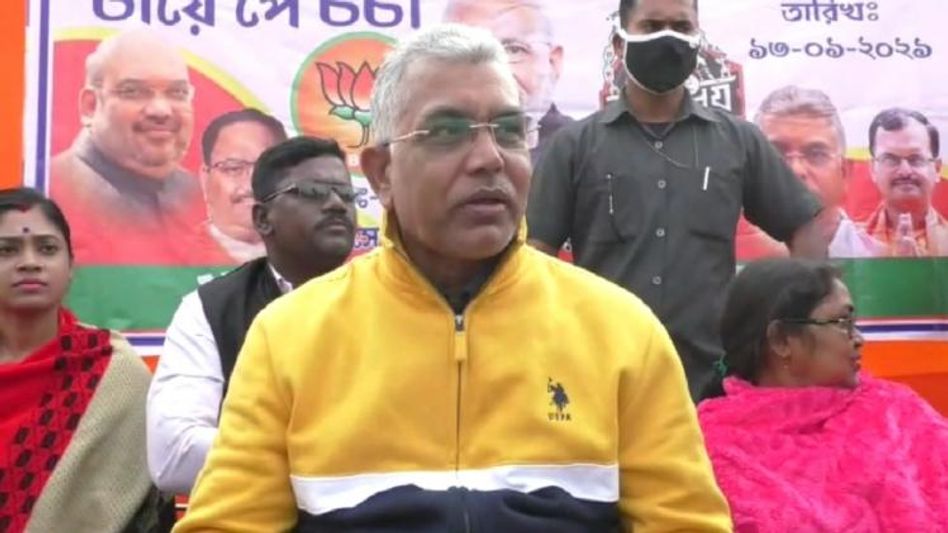 "গঙ্গাজল দিয়ে ভ্যাকসিন বানিয়ে দিতে চাইছেন দিদিমণি", তীব্র কটাক্ষ দিলীপ ঘোষের "গঙ্গাজল দিয়ে ভ্যাকসিন বানিয়ে দিতে চাইছেন দিদিমণি", তীব্র কটাক্ষ দিলীপ ঘোষের