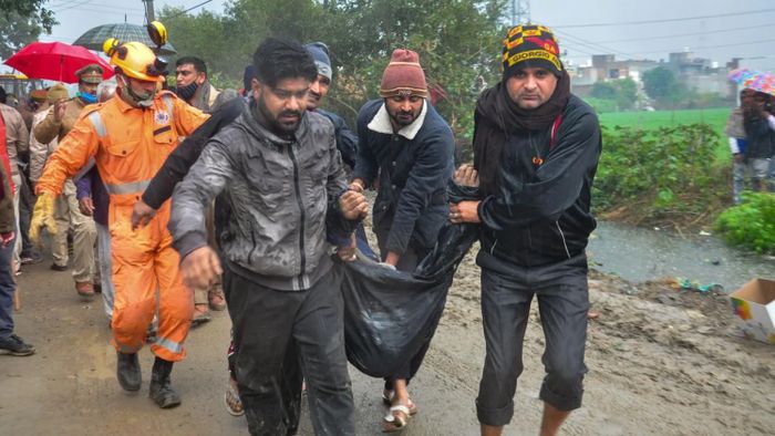 উত্তরপ্রদেশের গাজিয়াবাদের ঘটনায় এখনও পর্যন্ত ২৫ জনের মৃত্যু হয়েছে