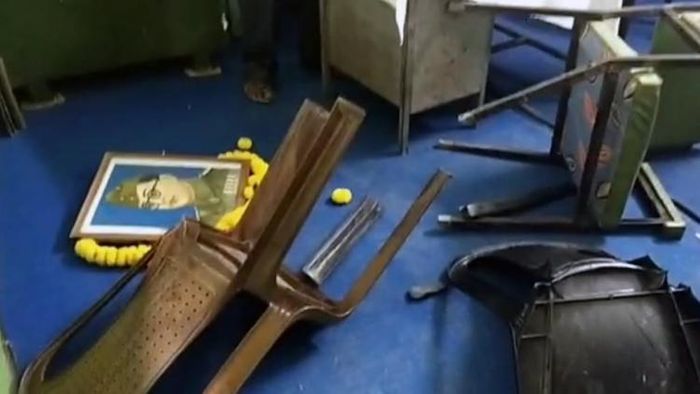 তৃণমূলের গোষ্ঠীদ্বন্দ্বের জেরে বাদ গেল না নেতাজির ছবিও। শনিবার নদীয়ার শান্তিপুরে। ছবি: বিশ্বজিৎ বন্দ্য়োপাধ্য়ায়