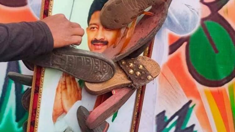তৃণমূল ছাড়তেই রাজীবের ছবিতে জুতোর বাড়ি-মালা! ডোমজুড়ের ভিডিও ভাইরাল