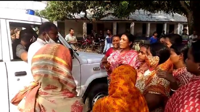 শিক্ষিকাকে মারধরের অভিযোগের পর পৌঁছেছে পুলিশ। বনগাঁর উত্তর কালুপুর আনন্দ সংঘ প্রাইমারি স্কুলে। ছবি: দীপক দেবনাথ