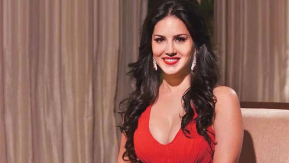 Sunny Leone: 'মাত্র ৩টে ফুচকা খেয়েছি', অভিনেত্রীর কাণ্ড দেখে হেসে গড়িয়ে পড়বেন আপনিও  Sunny Leone: 'মাত্র ৩টে ফুচকা খেয়েছি', অভিনেত্রীর কাণ্ড দেখে হেসে গড়িয়ে পড়বেন আপনিও