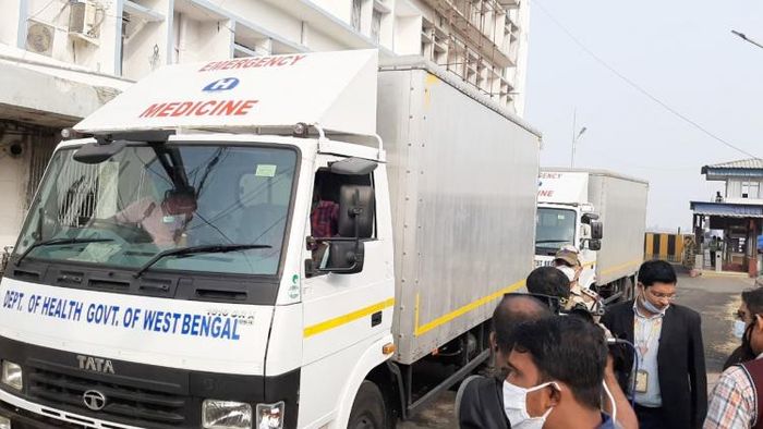 কলকাতা বিমানবন্দর থেকে বেরোচ্ছে ভ্য়াকসিনের গাড়ি