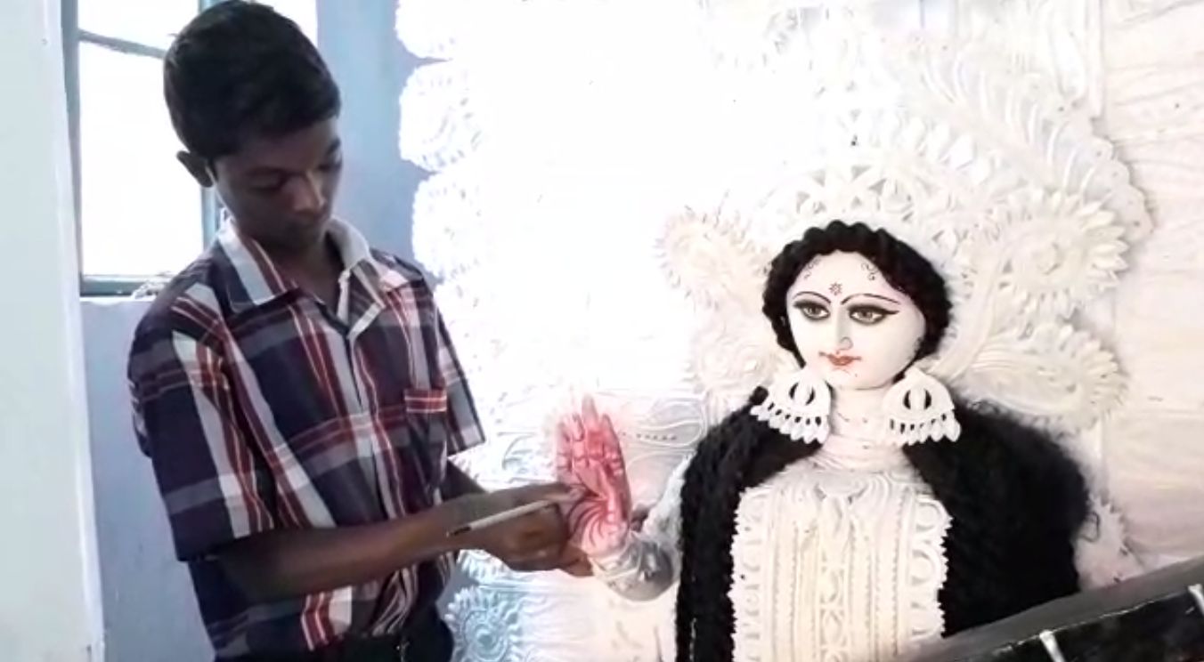 পুজো প্রস্তুতির সময় কম, সরস্বতী প্রতিমা আসবে কী করে? মুশকিল আসান একাদশের রোহন