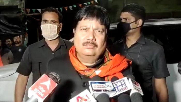 ঘটনাস্থলে বিজেপি সাংসদ অর্জুন সিং। ছবি: দীপক দেবনাথ