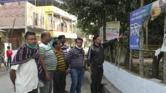 পুড়িয়ে, ছিঁড়ে দেওয়া হয়েছে তৃণমূলের ব্যানার। দেখাচ্ছেন স্থানীয় কর্মী-সমর্থকেরা। রবিবার ব্যারাকপুরে। ছবি: দীপক দেবনাথ