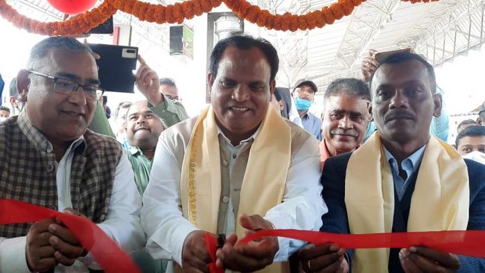 রেল প্রকল্প উদ্বোধনে বিজেপি সাংসদ জন বার্লা। রয়েছেন বিধায়ক মনোজ টিগ্গা। রবিবার আলিপুরদুয়ারে। ছবি: অসীম দত্ত