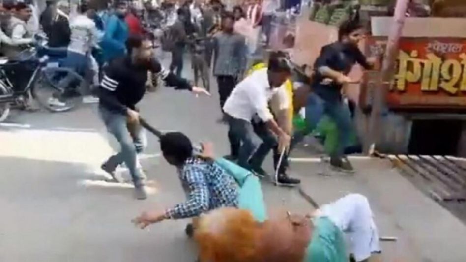 চাটের দোকানে ক্রেতা বসানো নিয়ে তুলকালাম ! বাগপতে লাঠিসোঁটা নিয়ে মারপিট চাটের দোকানে ক্রেতা বসানো নিয়ে তুলকালাম ! বাগপতে লাঠিসোঁটা নিয়ে মারপিট