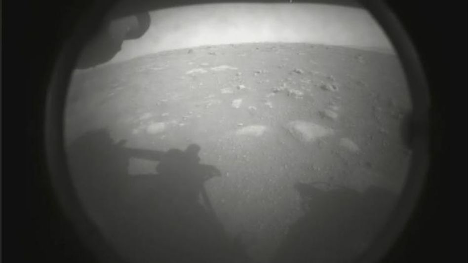 ইতিহাস গড়ে মঙ্গলে পা NASA-র রোভারের, ছবি পাঠিয়ে শুরু হল প্রাণের সন্ধান ইতিহাস গড়ে মঙ্গলে পা NASA-র রোভারের, ছবি পাঠিয়ে শুরু হল প্রাণের সন্ধান