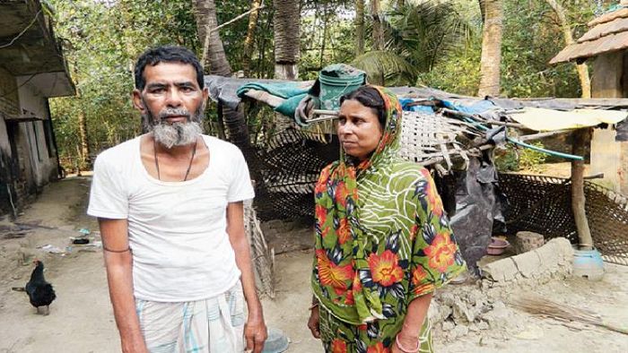 সস্ত্রীক নন্দীগ্রামের সিপিআইয়ের প্রাক্তন বিধায়ক ইলিয়াস মহম্মদ (ফাইল ছবি)