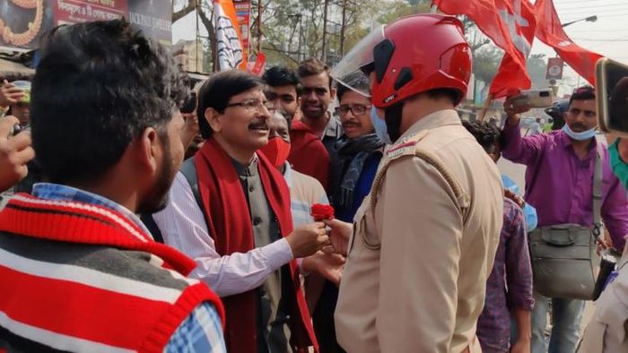 পুলিশকে গোলাপ আন্দোলনকারীদের