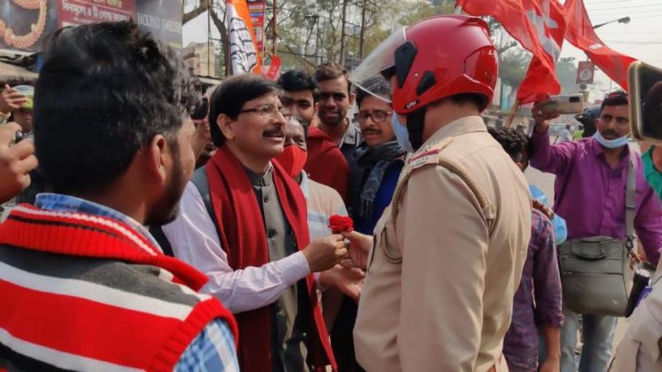 Left Strike: ধর্মঘটের সমর্থনে মিছিল-অবরোধ-ধস্তাধস্তি, পুলিশকে গোলাপ আন্দোলনকারীদের Left Strike: ধর্মঘটের সমর্থনে মিছিল-অবরোধ-ধস্তাধস্তি, পুলিশকে গোলাপ আন্দোলনকারীদের