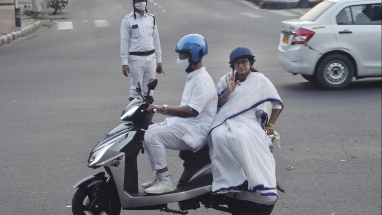 মমতাকে চড়ানোর আগে স্ত্রীকে বসিয়ে রাতে ফিরহাদের স্কুটির রিহার্সাল, বাংলার এই মন্ত্রী ৩০ বছর পরে চালালেন দু'চাকা 