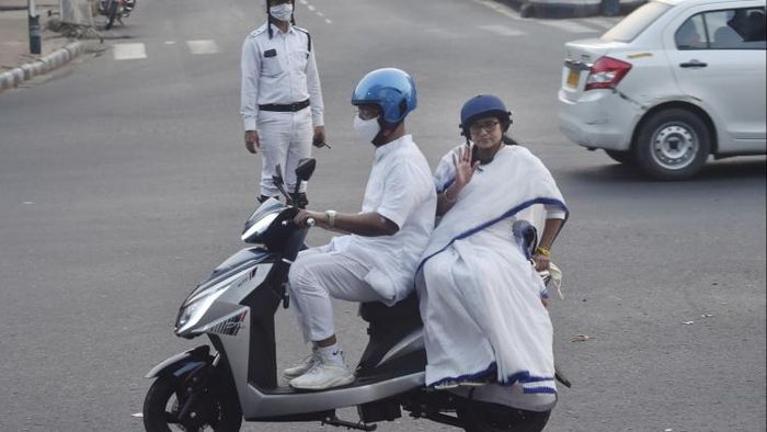 মমতাকে (Mamata Banerjee) ই-স্কুটারে চাপানোর আগে রীতিমতো মহড়া দিয়েছিলেন রাজ্য়ের মন্ত্রী