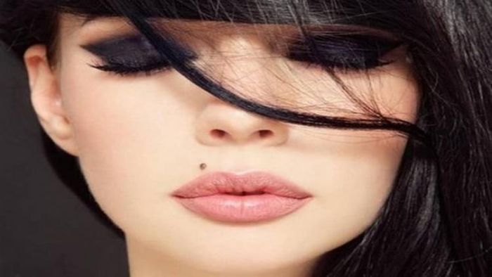 জানুন শরীরের কোন জায়গায় তিল থাকলে কী হয়