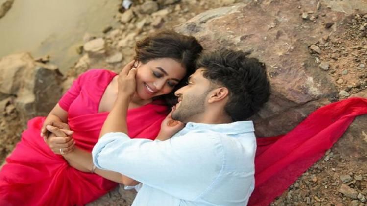 গুরু রানধাওয়ার সঙ্গে আদরে মজলেন নেহা! তাহলে কি রোহনপ্রীতের সঙ্গে বিচ্ছেদ?