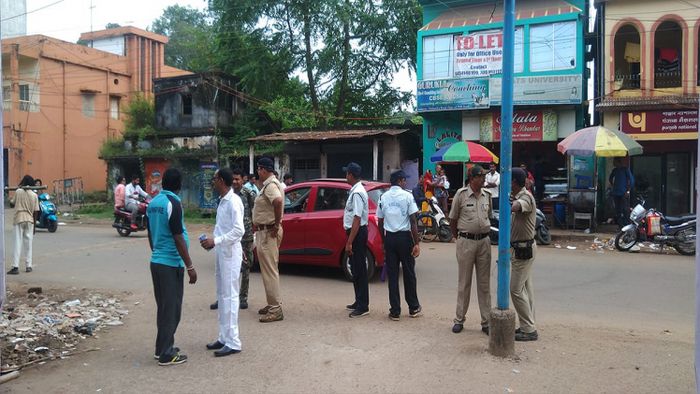 কর্তব্যরত পুলিশ এবং সিভিক ভলান্টিয়ার (প্রতীকি ছবি)