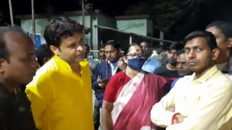 থানার সামনে বিজেপি নেতারা