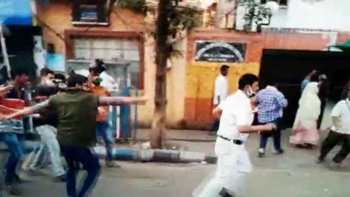 পুলিশকে মারধরের অভিযোগ উঠেছে বাম ছাত্র-যুবদের বিরুদ্ধে। ছবি: রাজেশ সাহা