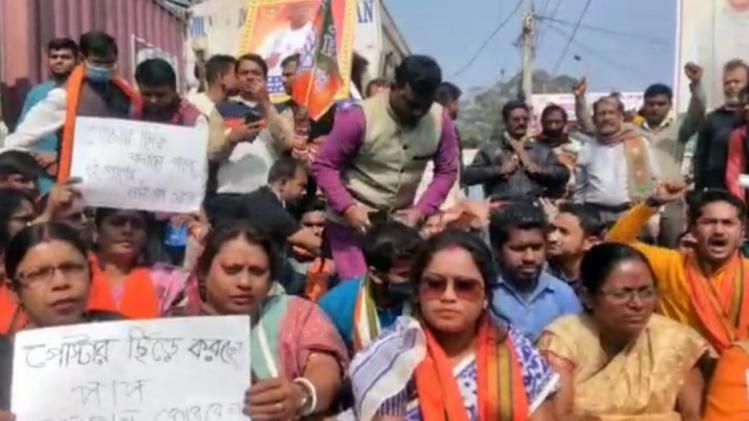 ছিঁড়ে দেওযা হয়েছে দলের পোস্টার। এই অভিযোগ পথে বিজেপি। মঙ্গলবার গাইঘাটায়। ছবি: দীপক দেবনাথ