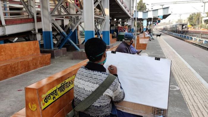 সেজে উঠবে শান্তিনিকেতন স্টেশন। চলছে তার কাজ। ছবি: জয়দীপ সরকার