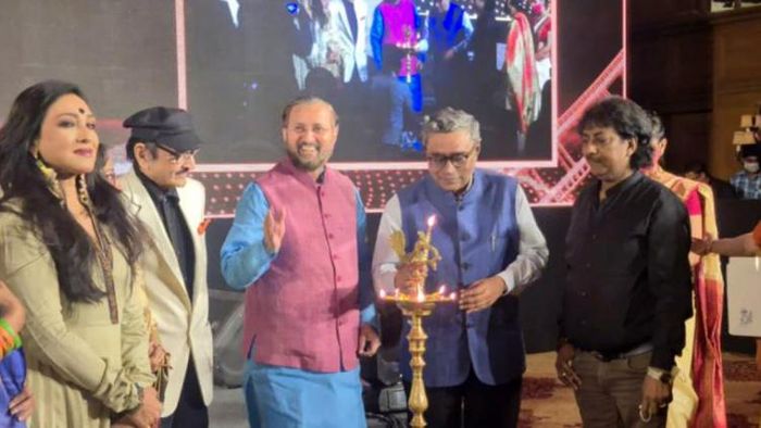 কেন্দ্রীয় মন্ত্রীর সঙ্গে টলি তারকারা