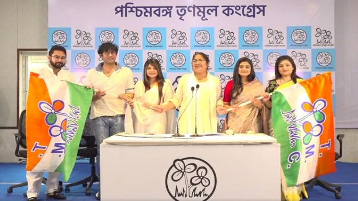 তৃণমূল ভবনে সৌপ্তিক, রনিতা, দোলা, শ্রীতমা ও দিশা
