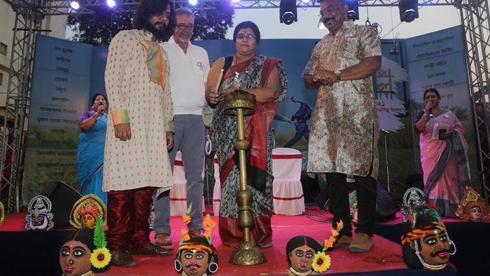 অনুষ্ঠানের সূচনা করছেন মানসী সিনহা।