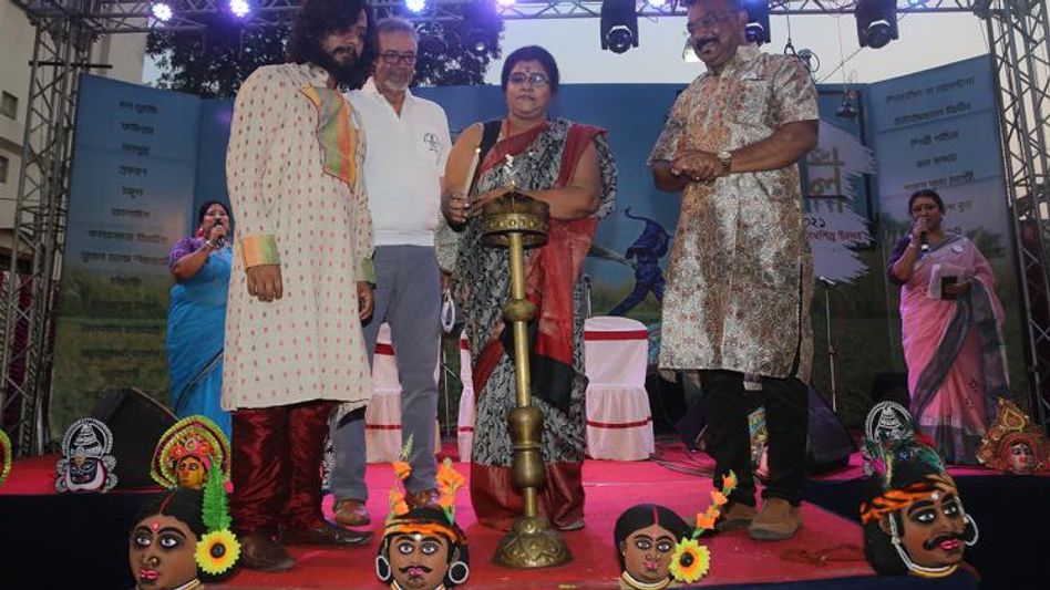 শিল্প-শিল্পী সমাগমে নানা রঙের ফুলকিতে সফল রংমশাল উৎসব শিল্প-শিল্পী সমাগমে নানা রঙের ফুলকিতে সফল রংমশাল উৎসব