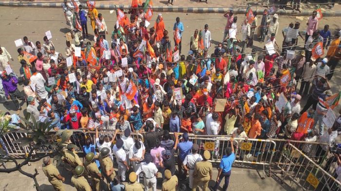 প্রার্থী পছন্দ না হওয়ায় বিজেপি কর্মীদের বিক্ষোভ। মঙ্গলবার কলকাতার হেস্টিংস অফিসের বাইরে। ছবি: শ্যামসুন্দর ঘোষ