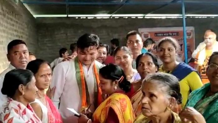 কালচিনির বিজেপির প্রার্থী বিশাল লামা (গলায় উত্তরীয়)। ছবি: অসীম দত্ত